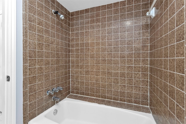 bathroom featuring tiled shower / bath combo