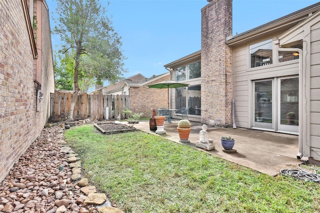 view of yard featuring a patio area