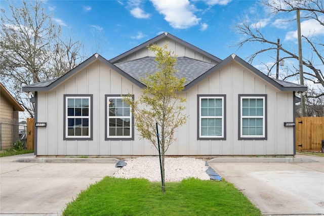 view of front of house with a front lawn