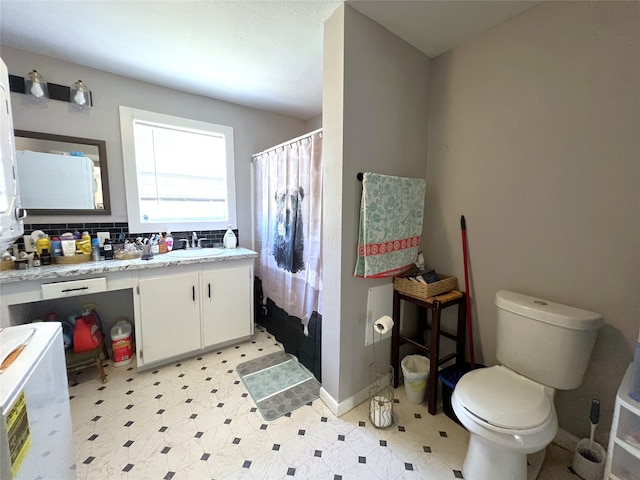 bathroom featuring a shower with curtain, vanity, toilet, and backsplash