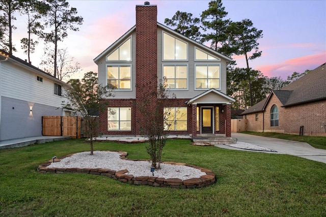 view of front facade with a lawn