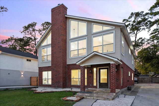 view of front of house featuring a yard