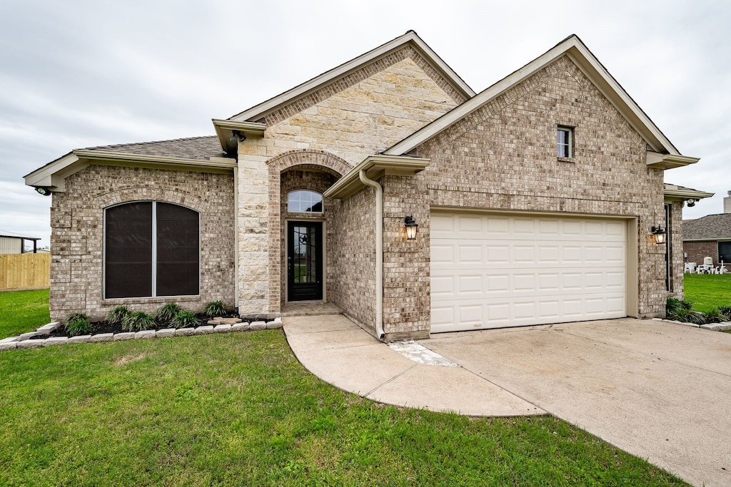 view of front of property with a front yard