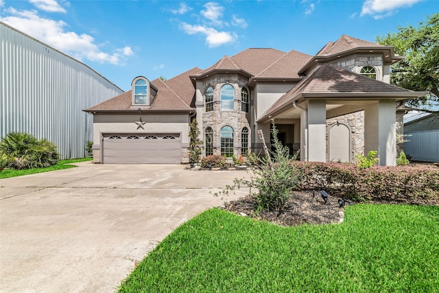 view of front of house featuring a front lawn