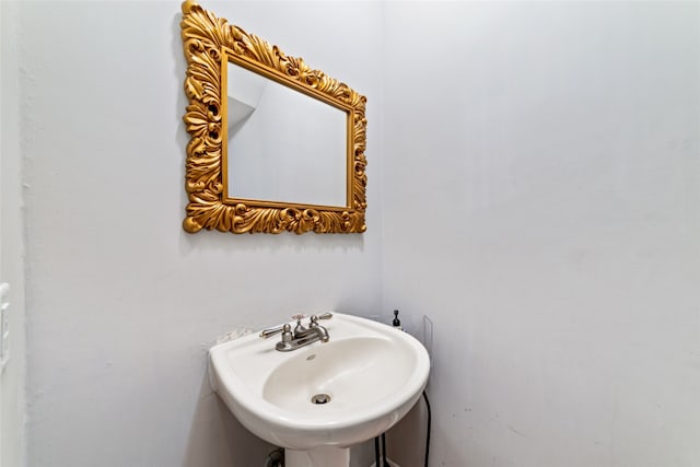 bathroom featuring sink