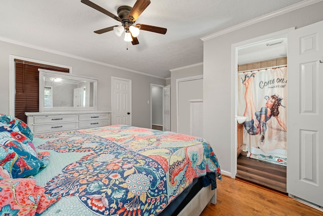 bedroom featuring light hardwood / wood-style floors, a textured ceiling, ceiling fan, and crown molding