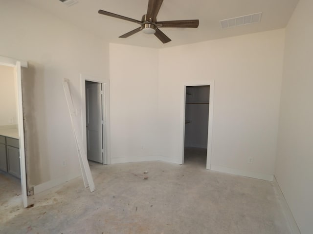 unfurnished bedroom featuring ceiling fan and a spacious closet