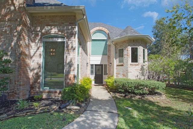 view of front facade with a front lawn