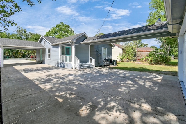 view of front of property featuring a front lawn and a carport