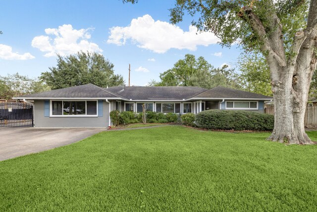 single story home with a front yard