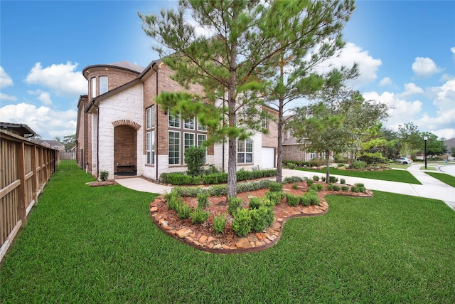 view of front facade featuring a front yard