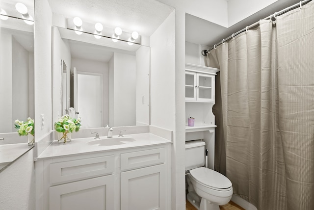 bathroom with toilet, a shower with curtain, and vanity