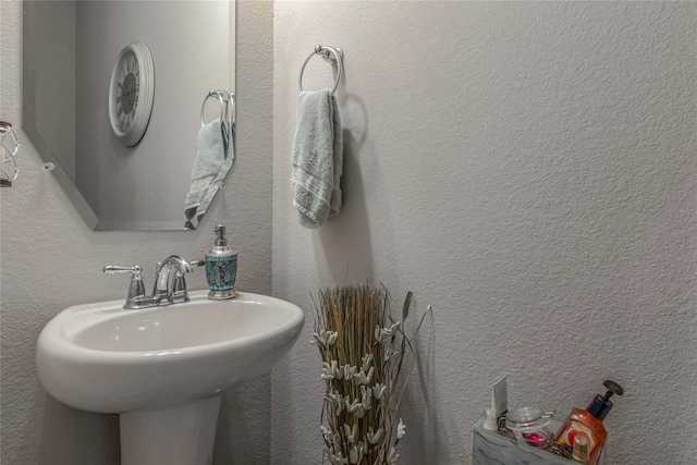 bathroom featuring sink