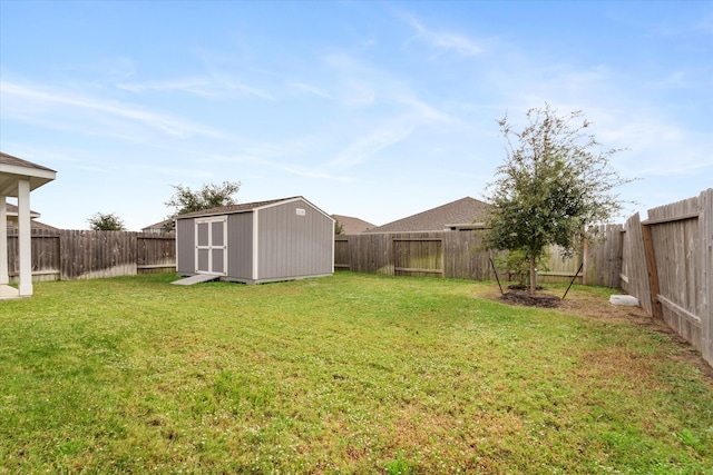 view of yard featuring a storage shed