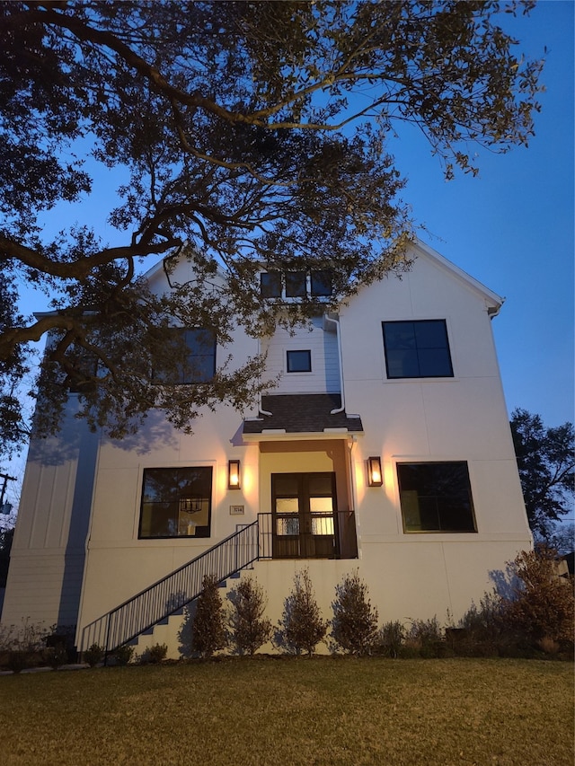 view of front of house featuring a front yard