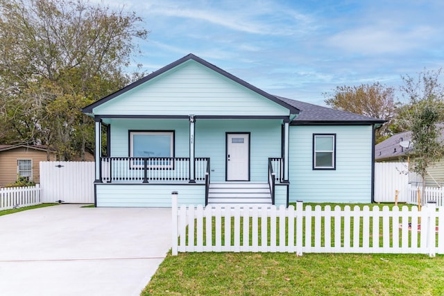 view of front of home with covered porch and a front lawn