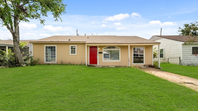 ranch-style house featuring a front yard