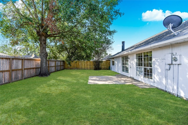 view of yard featuring a patio