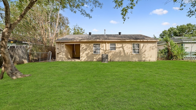 back of house featuring a lawn