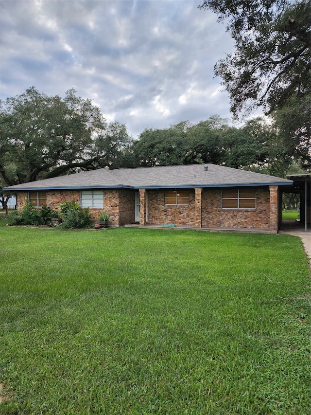 view of front facade featuring a front lawn