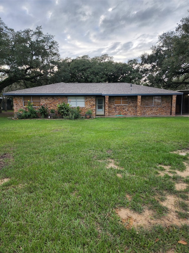 view of front of property featuring a front yard