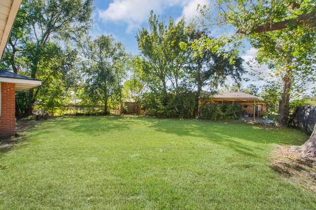 2002 Nottingham St, Pasadena, TX 77502 - view of yard featuring a fenced backyard