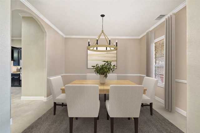 dining room with visible vents, ornamental molding, arched walkways, and baseboards