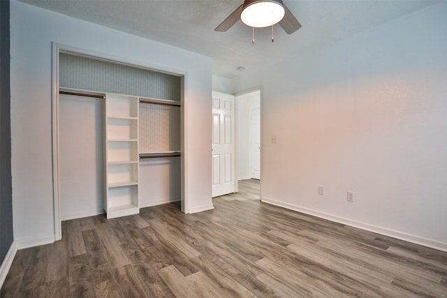 unfurnished bedroom featuring dark wood-type flooring, a closet, a textured ceiling, and ceiling fan