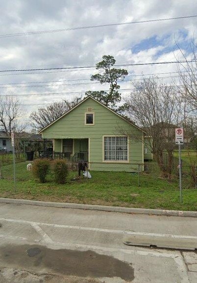 view of front of property with a front lawn