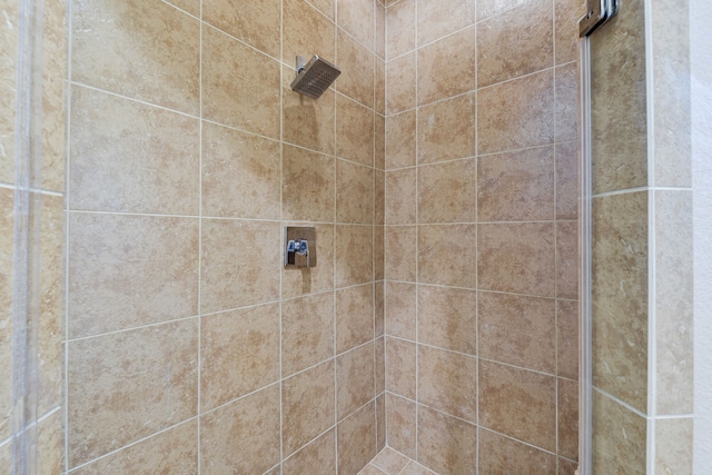 bathroom featuring tiled shower