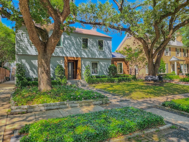 view of front of home featuring a front yard