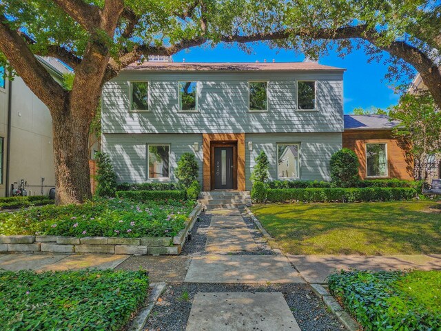 view of front of property featuring a front yard