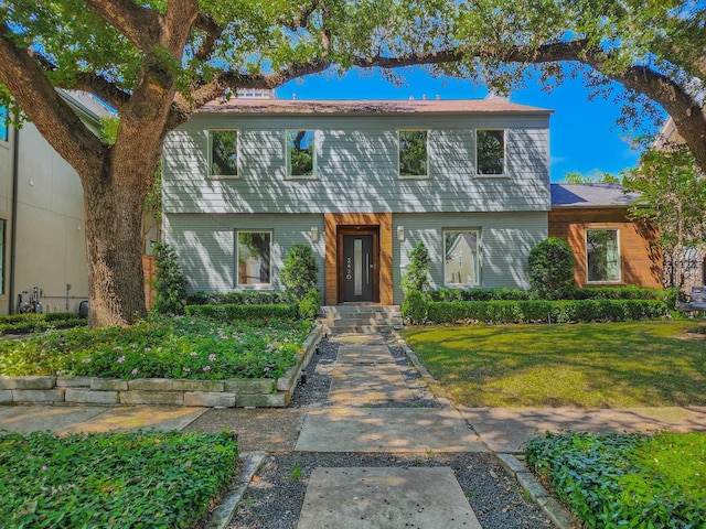 view of front of property featuring a front yard