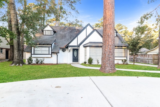 view of front of property featuring a front lawn