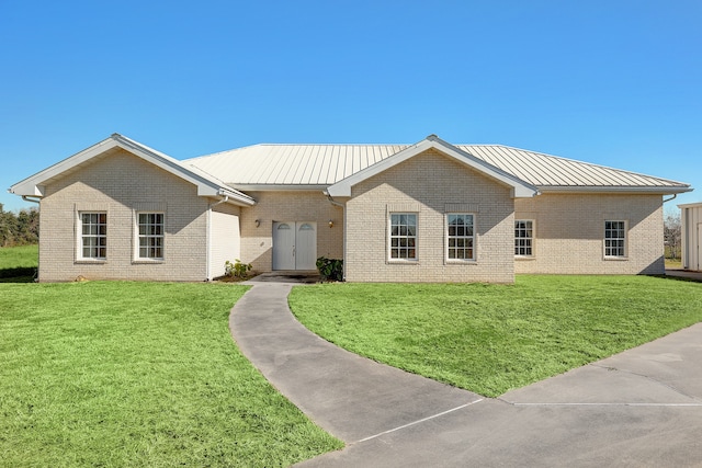 ranch-style home featuring a front yard