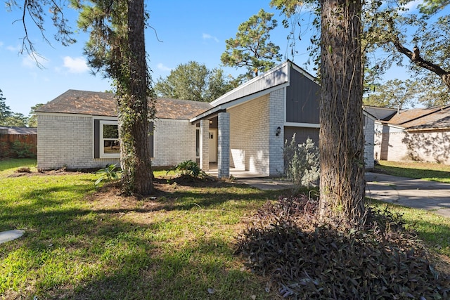 view of front facade featuring a garage and a front yard