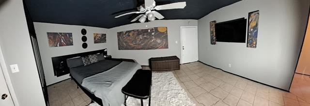 bedroom with ceiling fan and vaulted ceiling