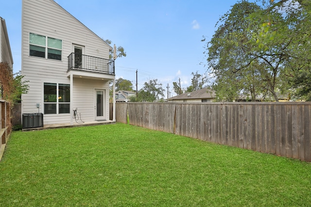 view of yard with a balcony