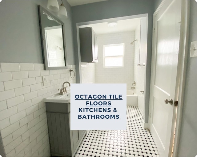 5331 Bell St, Houston, TX 77023 - bathroom featuring tiled shower / bath combo and vanity