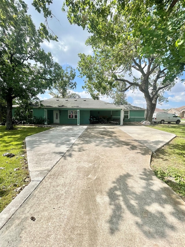 ranch-style house featuring a front lawn