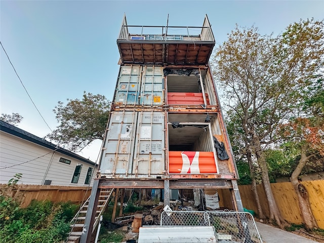 view of front of home featuring a balcony