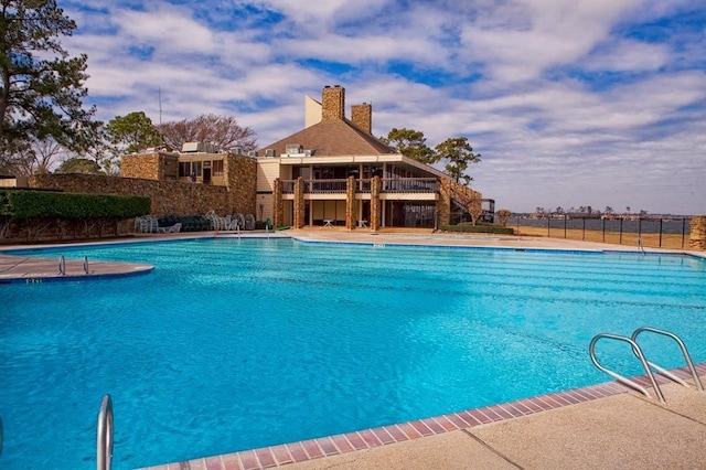 view of swimming pool