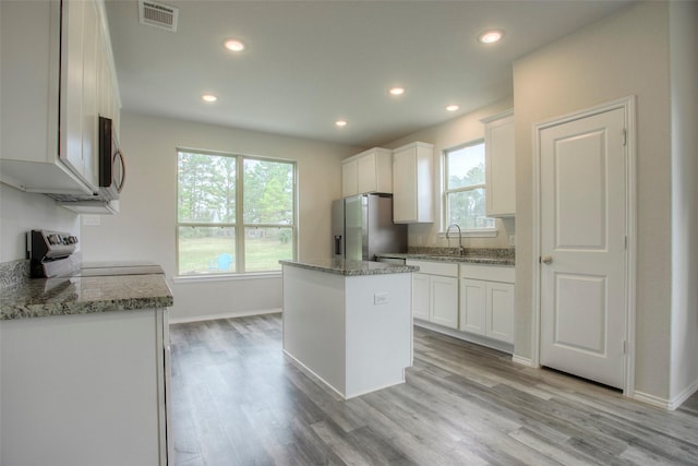 4 Big Lake Cir, Huntsville, TX 77320 - kitchen with appliances with stainless steel finishes, plenty of natural light, a sink, a kitchen island, and recessed lighting
