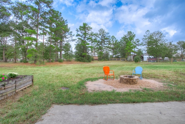 view of yard featuring a fire pit