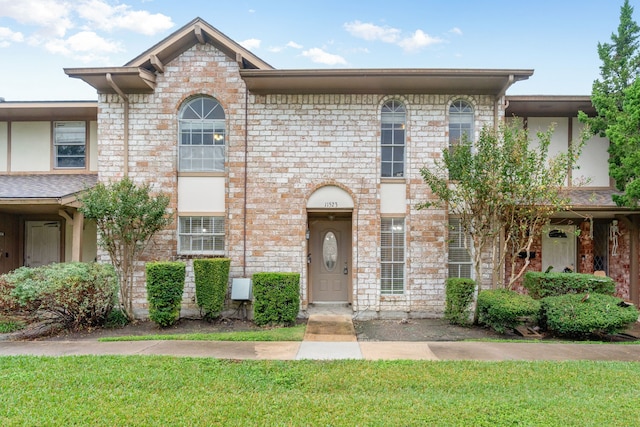 view of front of home featuring a front lawn