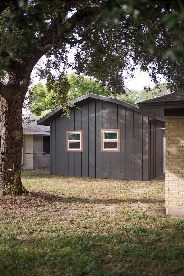 view of outdoor structure featuring a yard