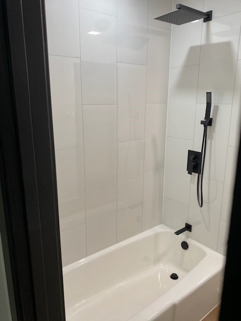 bathroom featuring tiled shower / bath