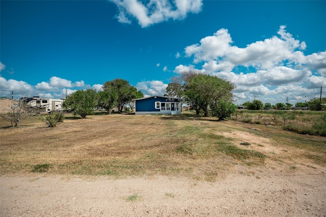 view of yard featuring a rural view