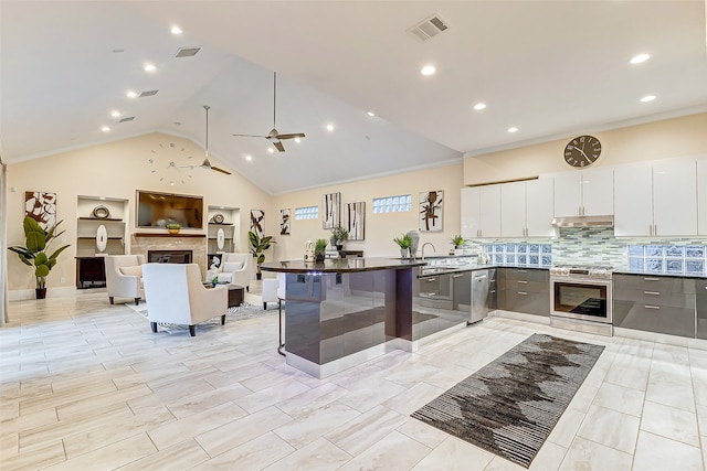 kitchen with stainless steel appliances, sink, a breakfast bar, white cabinets, and ceiling fan