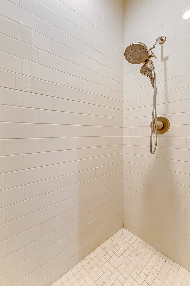 bathroom featuring a tile shower